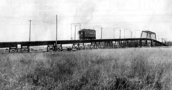 Historic photo of a Dayton & Western car climbing the Ohio Viaduct