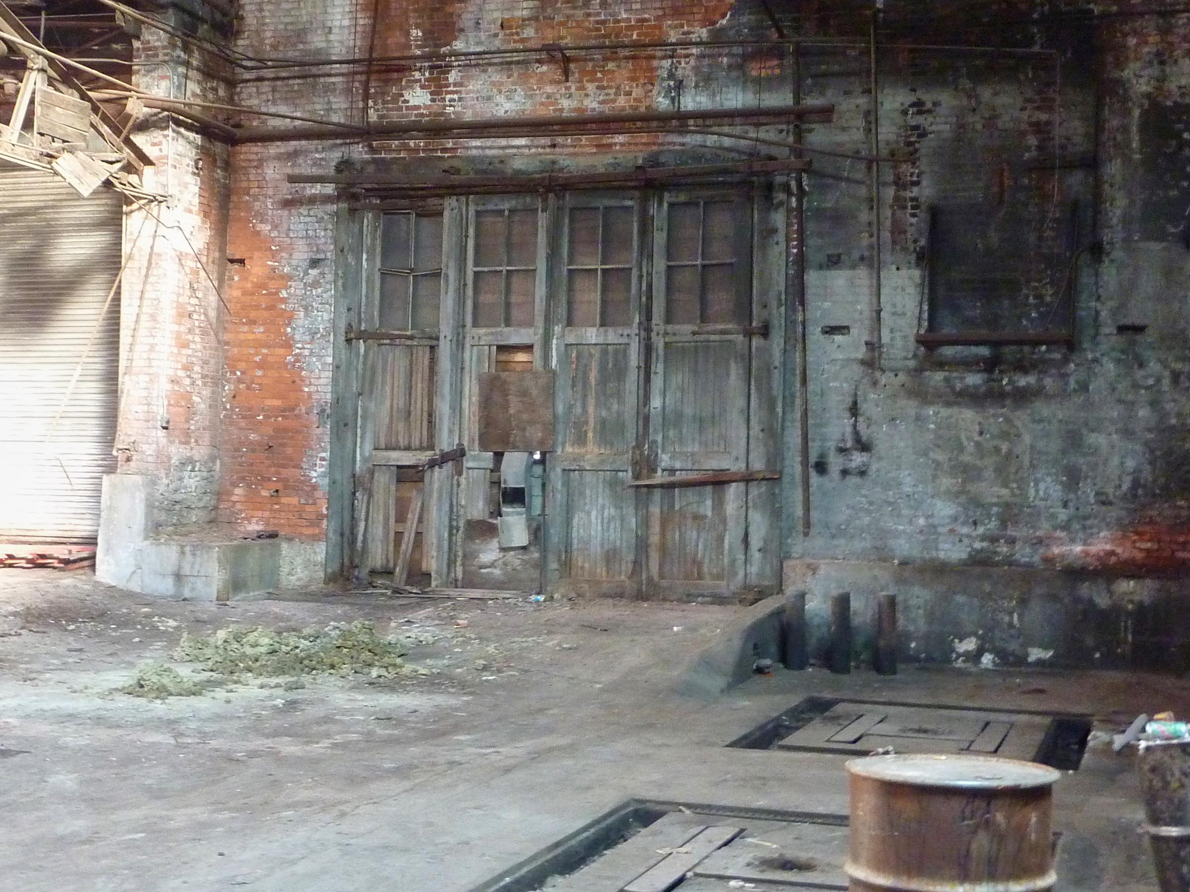 0044_OlddoorupperlevelAvondaleBarnforbuses10-30-11