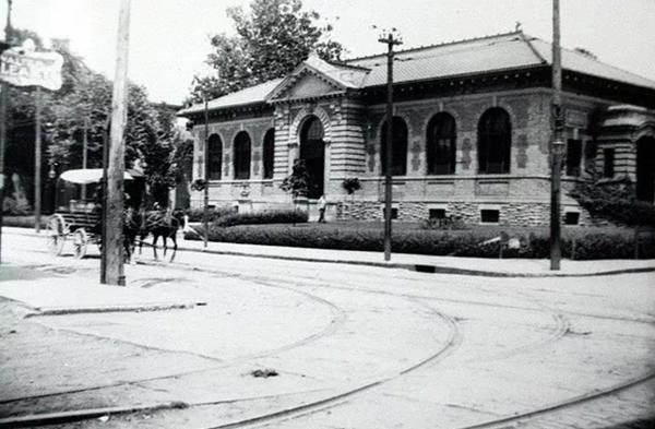 Historic photo of the Carnegie Center at Eastern and Donham Avenues in Columbia-Tusculum