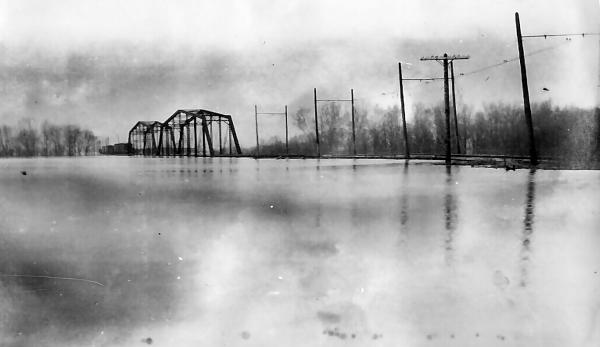 Historic photo of the CG&P bridge over the Little Miami River during the 1913 flood