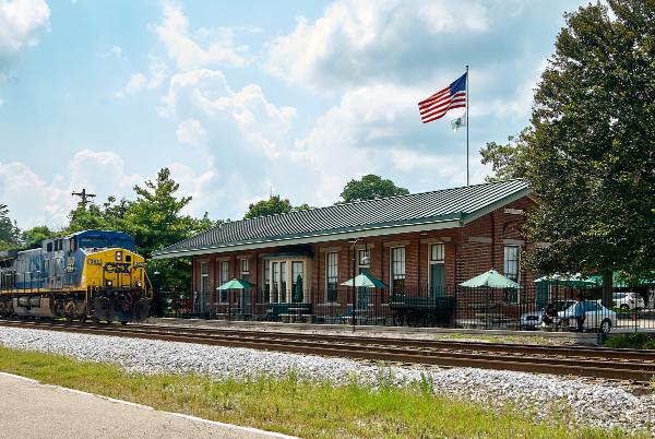 CSX locomotive 363 approaching the Glendale station