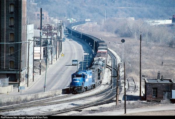 A southbound Conrail transfer passes CP Oasis on the former Pennsylvania/Little Miami Railroad