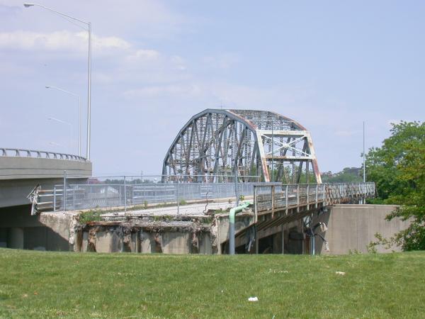 The now demolished Shortway Bridge crossing the Licking River between Covington and Newport